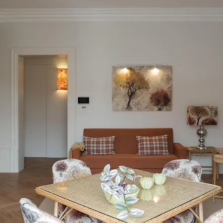 Apartment Boutique Rentals-flores Chic In Historical Center