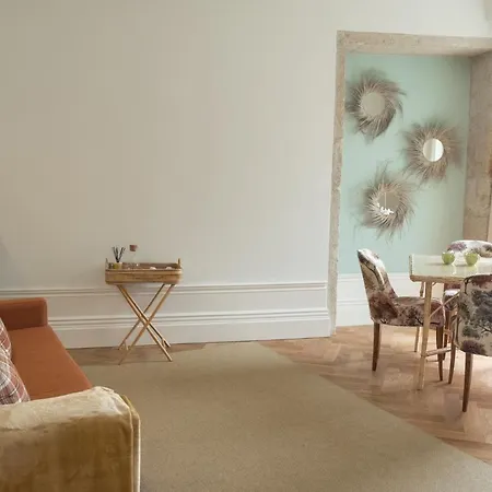 Boutique Rentals-flores Chic In Historical Center Porto